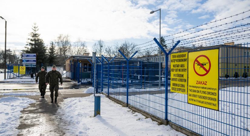 Lengyelország kitiltotta a katonai bázisairól a kínai autókat