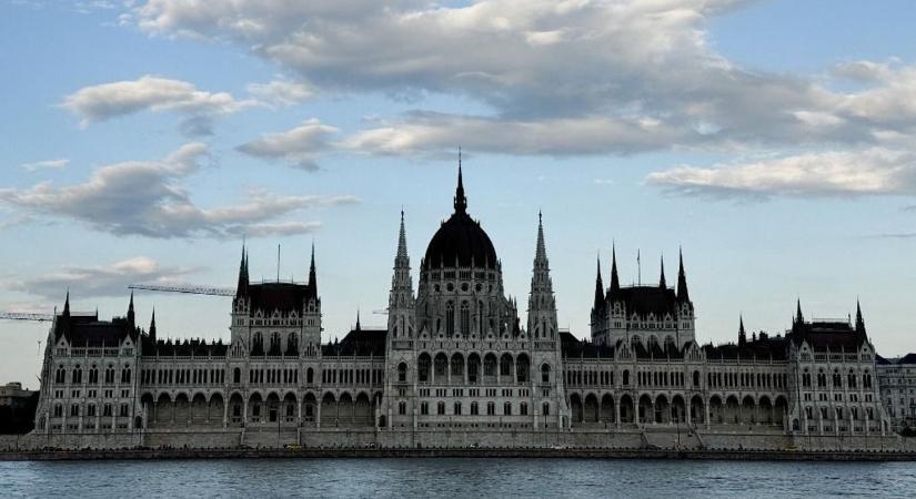 Orbán Viktorral indul a parlamenti nagyüzem, rendkívüli ülést is összehívtak