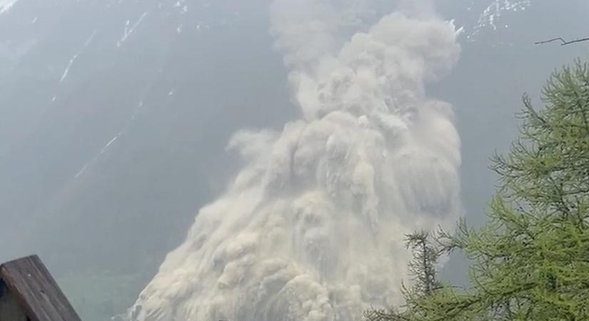 Félelmetes videón a lezúduló lavina: az emberek észre sem vették a közelgő veszélyt