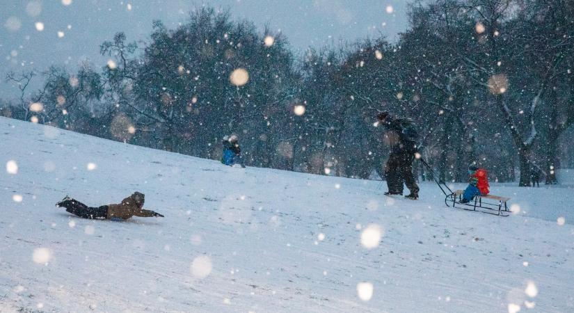 Havazás és hófúvás miatt adtak ki figyelmeztetést péntekre, akár 25 centi hú is eshet az ország nyugati részén