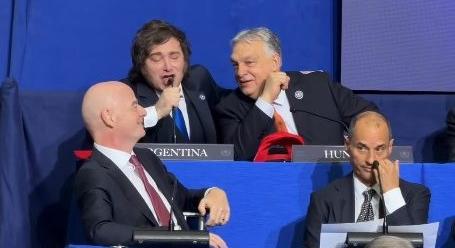 Milei megragadta a mellette ülő Orbánt a Béketanácsban, és a mikrofonba Elvisre tátogott