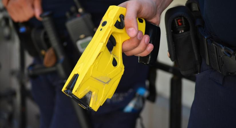 Elektromos sokkolópisztolyokkal fegyverzik fel a francia rendőröket