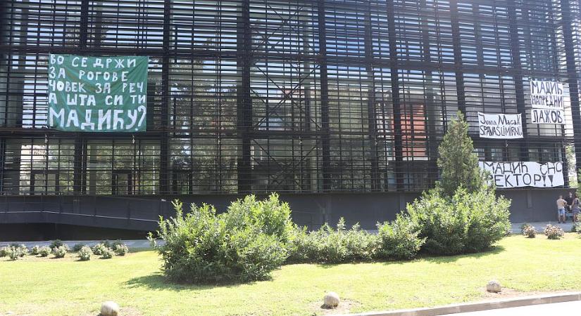 Másfél éve nem kapták meg doktori címüket az Újvidéki Egyetemen védték meg disszertációjukat