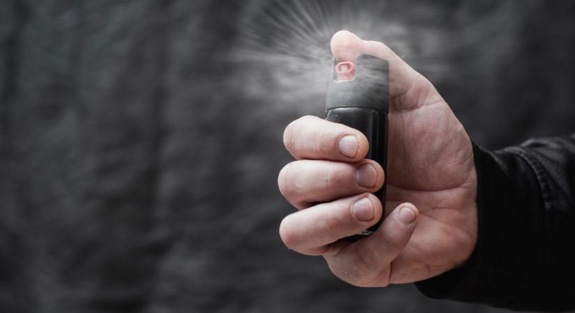 Elektromos sokkolók, paprikaspray... – 400 illegális fegyver egy 17 éves fiúnál Amszterdamban