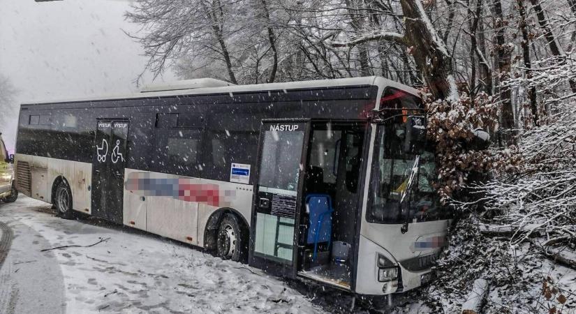 Buszbaleset történt Nagyszalánc közelében, két ember könnyebben megsérült