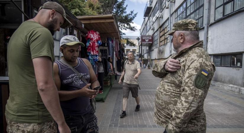 Videón az újabb erőszakos sorozási jelenet Ukrajnában