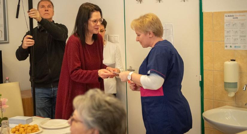Hajdúszoboszlón is elismerték a kiváló ápolókat - fotókkal, videóval