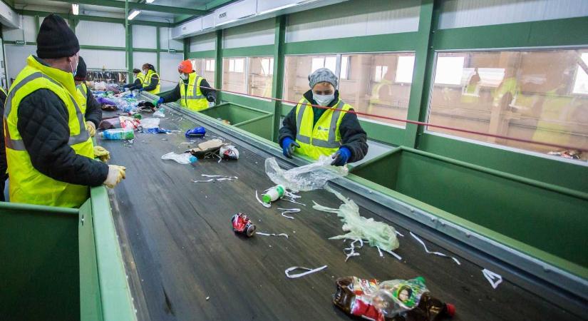 Kiderül, mit dobunk ki a kukába – Átvizsgálták a háromszéki háztartási szemét összetételét
