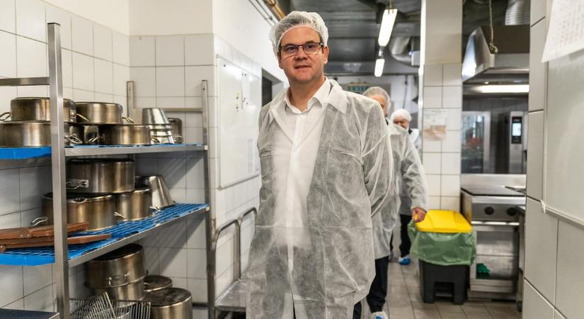 „Finom volt” – Takács Péter megkóstolta, milyen a kórházi koszt Pécsen