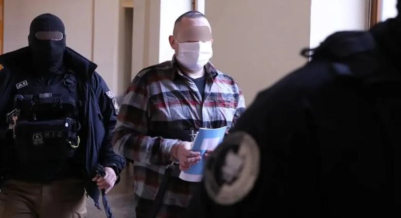 Vérbe fagyva találta meg édesanyját a kisfiú, amikor előjött a szekrényből