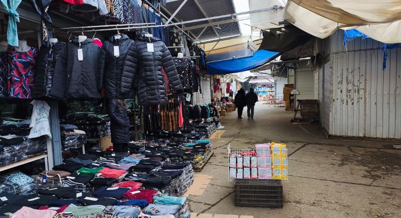 Régen minden jobb volt? A kilencvenes évek hangulatát kerestük a nyíregyházi KGST piacon (fotók, videó)