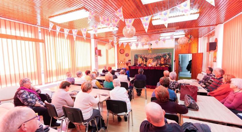 Bábelőadást tartottak a nyugdíjasoknak Sopronban