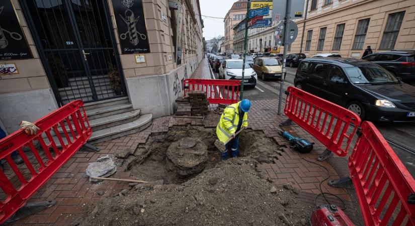 Megnyílt a föld Szegeden, hatalmas gödör tátong a belvárosi csomópontnál
