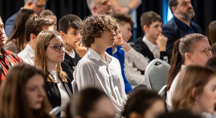 Bemutatták projektmunkáikat a Tehetséges Debreceni Fiatalokért Közalapítvány díjazottjai