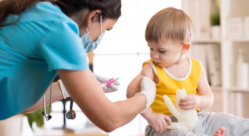 Letartóztattak egy gyermekorvost és asszisztensét, mert pénzért hamisan igazolták a kötelező oltások beadását