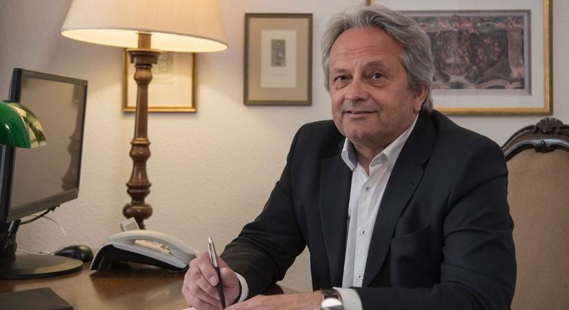 Balesetet szenvedett Vargha Tamás Budapesten – mentők és tűzoltók rohantak a helyszínre