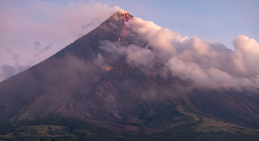 2 000 méteres hamufelhő emelkedett a levegőbe – váratlanul kitört egy hatalmas vulkán