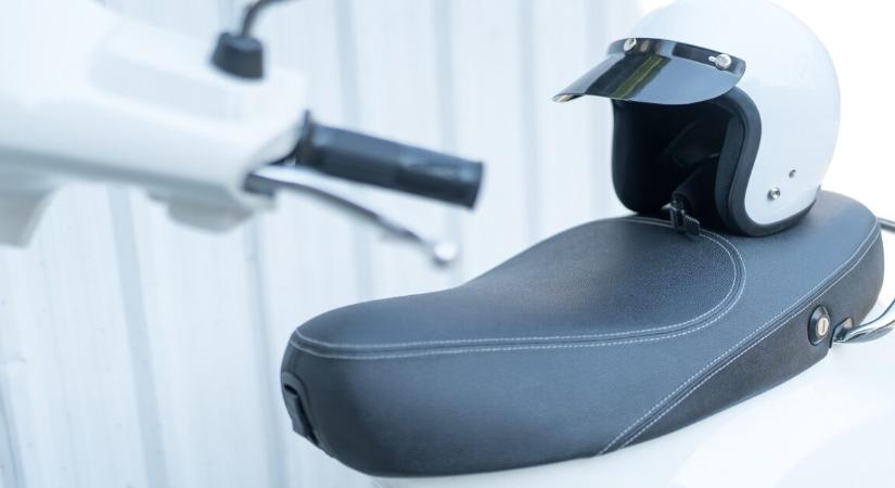 Robogóval akart betörni az ügyészségre egy nő