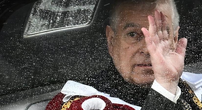 Szabadon távozhatott a rendőrőrsről a címeitől megfosztott András herceg