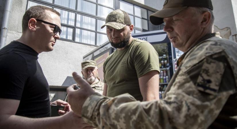 Ukrán mozgósítás – hóban vonszoltak egy fiatal férfit a „kisbusz” felé – videó