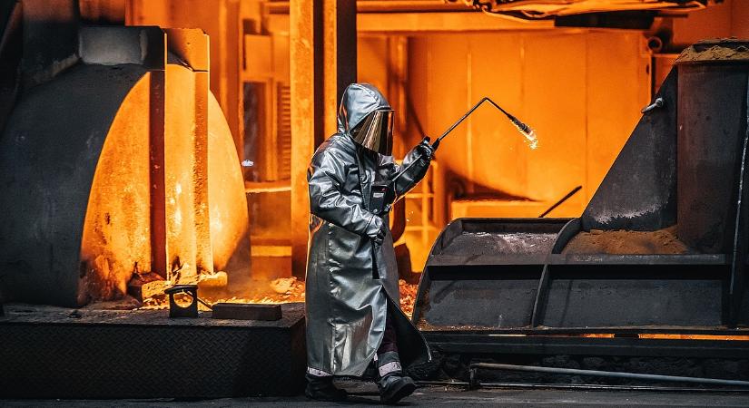 Mérgezésben meghalt egy magyar munkás, a társa életveszélyes állapotba került egy acélüzemben