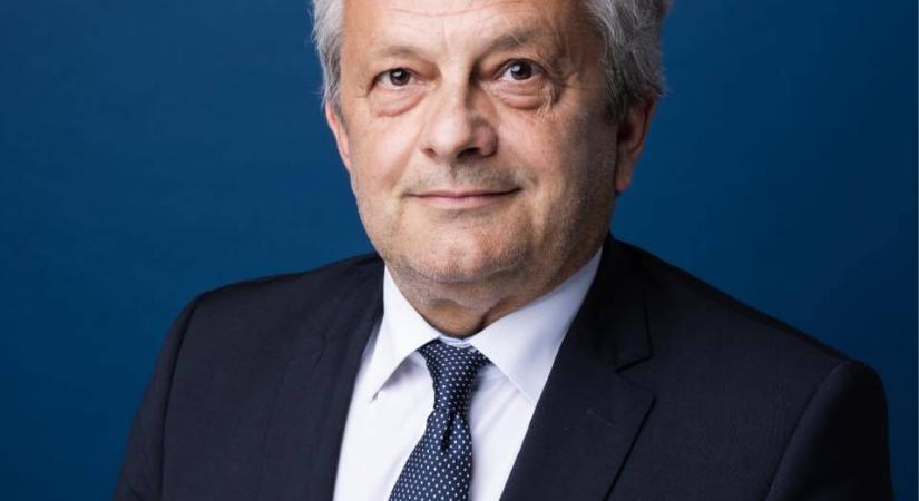 Megkülönböztető jelzéssel haladva karambolozott a honvédelmi miniszter helyettese