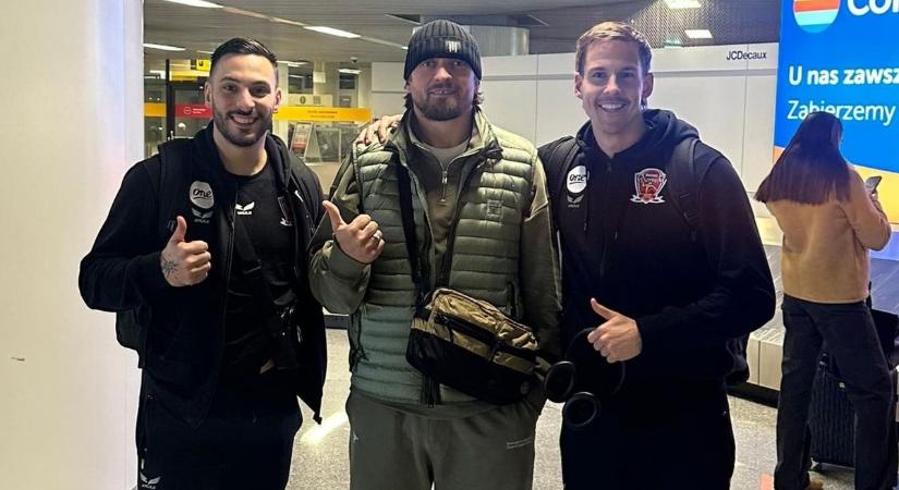 Amikor a kézilabdázók kérik a közös fotót – Reptéri találka a világbajnokkal