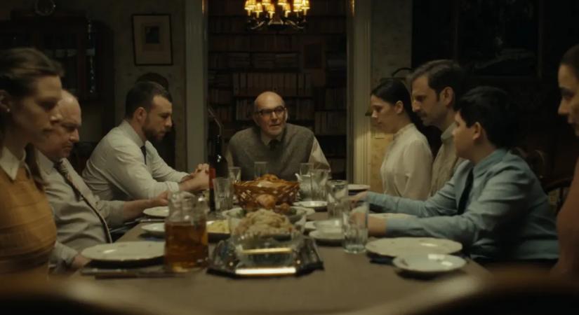 Kint gyújtogatnak és gyilkolnak, de itt bent isteni a rántotthús