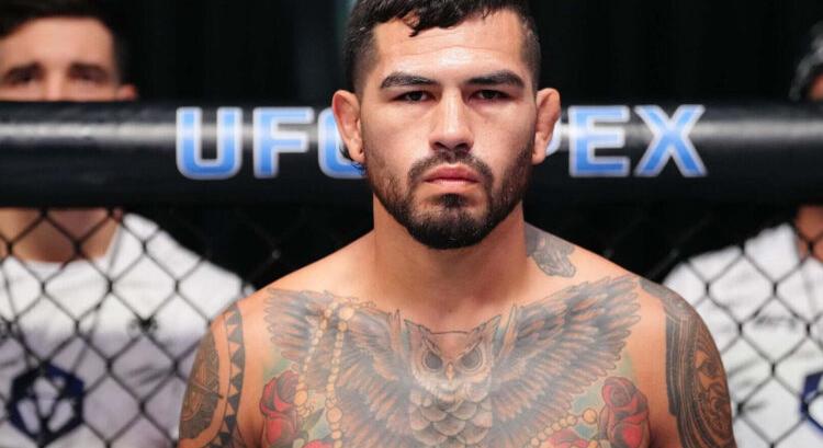 Hernandez reagált Strickland rasszista posztjára, és megfogadta, hogy 'szét fogja kínozni'