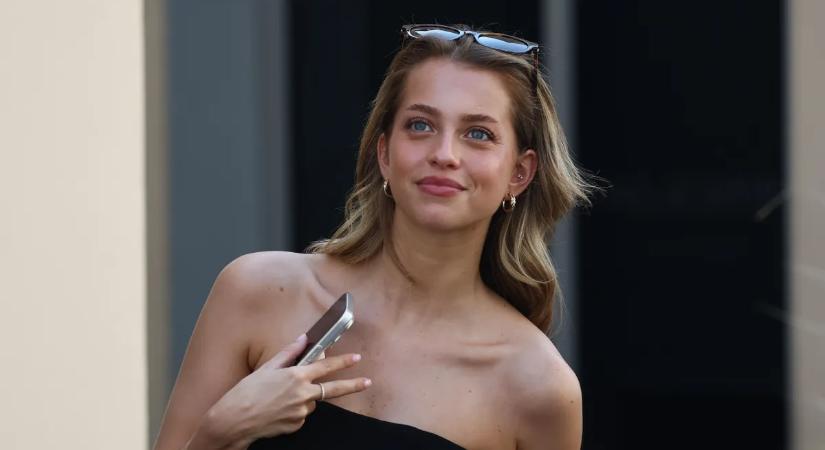 Szédületes test, bombaformában van az F1-es barátnő