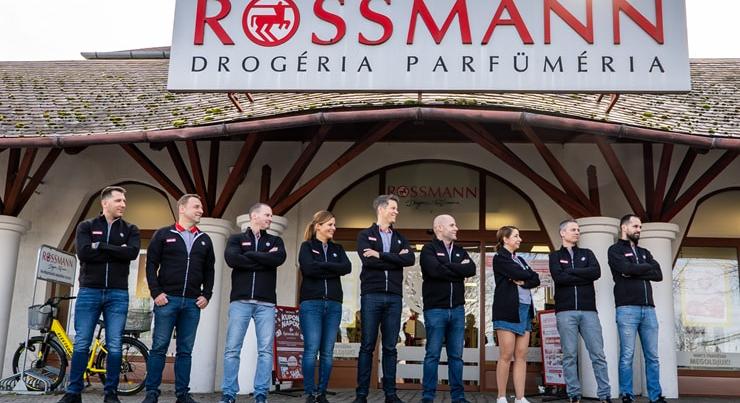 Szerepcsere egy napra: a felsővezetők kasszáztak, a dolgozók elutaztak