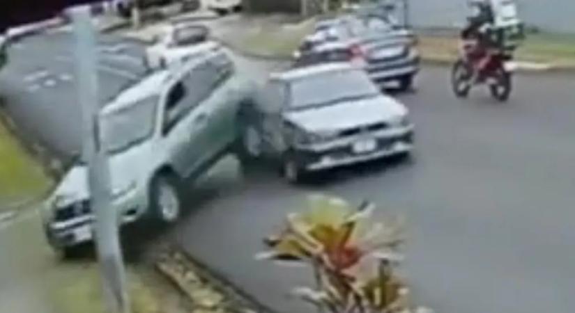 Ép ésszel nehéz felfogni, milyen balesetet okozott a béna autós – videó