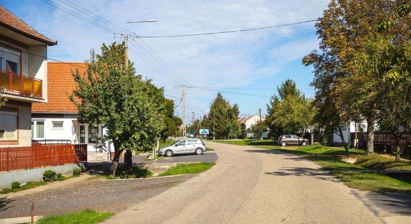 Ahol áldás és átok, hogy közel van a város: a „térképen maradásért” pedálozik a kicsike hajdú-bihari falu