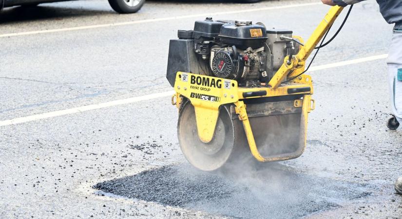 12 órás műszakban dolgoznak a közutasok, ennyi kátyút találnak naponta a jászsági utakon