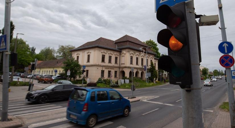 Ez minden sofőrt érint: megszűnhet a sima sárga lámpa, fontos újítást vezettek be