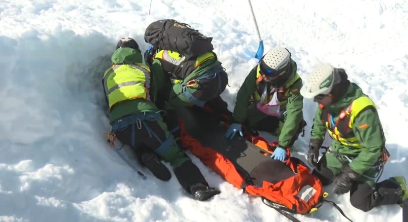 Lavinahátizsák a hó alatt – életet menthet a megfelelő felszerelés