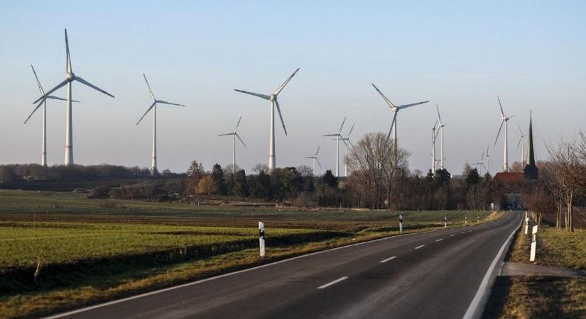 Németországban már a szélturbinákat is felrobbantják, túl régiek: autóalkatrész lesz belőlük – videón, hogyan omlik össze a 90 méteres monstrum