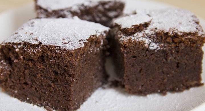 Kefires, kakaós kevert süti: varázslatosan puha, gyors és egyszerű recept