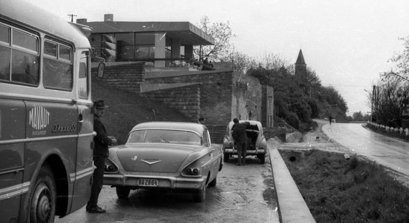 Eladó a kultikus panorámás balatoni étterem: 279 millióért vihető Makovecz egyik korai alkotása