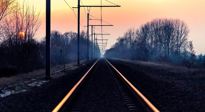 Éjszakai pályakarbantartás a szolnoki vasútállomáson – zajra kell számítani február végén