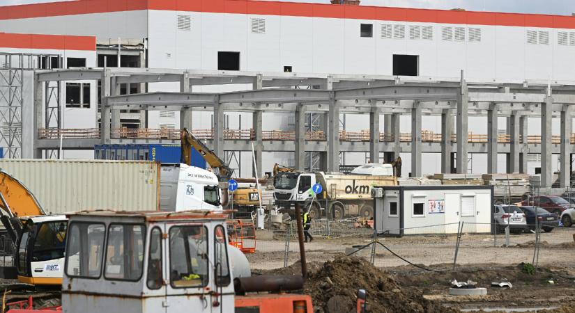 Lemerült az elem: csökkenő létszám, visszaeső termelés a magyarországi akkugyárakban