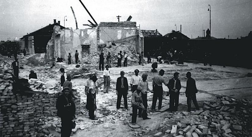 Tető nélküli házak és kiégett vagonok - így nézett ki a lebombázott Érsekújvár