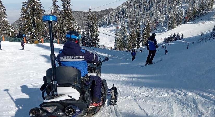 Háromgyermekes család akadt el a hóban az Erdélyi-szigethegységben