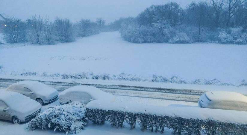 Hó alatt Vas megye: balesetek, csúszós utak, késések - folyamatosan frissülő helyzetjelentés (fotók, videó)