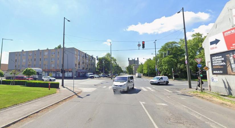 Oszlopnak csapódott egy autó Miskolcon