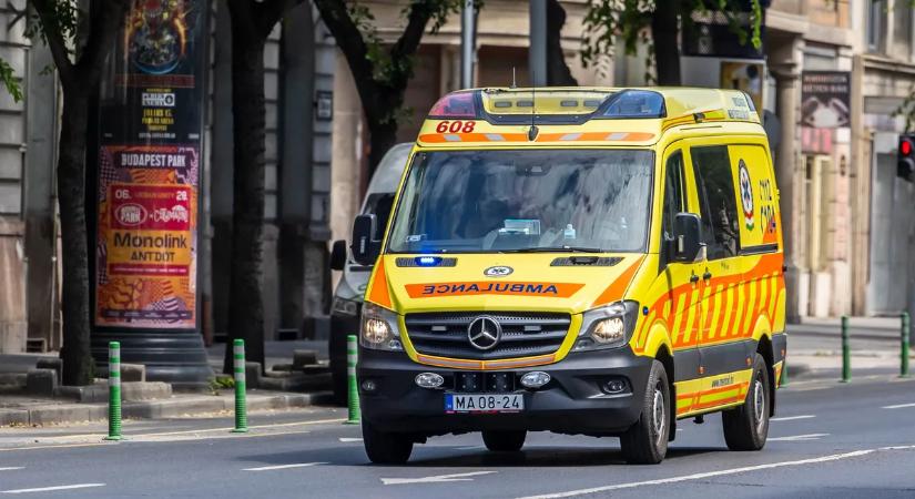 Most jött: kandelábernek csapódott egy autó, azonnal hívták a mentőket