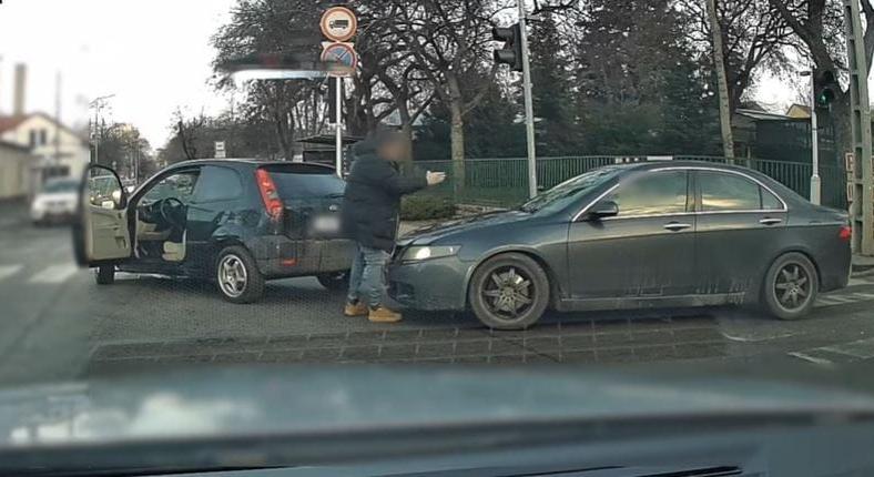 A kereszteződés közepén tette ki a gyereket egy autós – videó