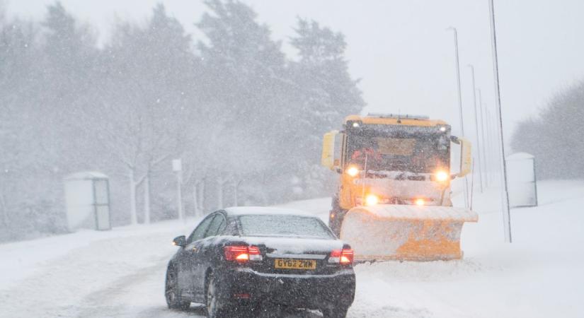 Ma még durvább havazás és hófúvás vár ránk: kiadták a figyelmeztetést és a riasztást is, elképesztő mennyiség jöhet