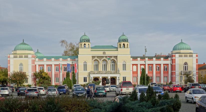 Mohács 500: az évforduló napjára a mohácsi Városháza teljes külső homlokzata megújul