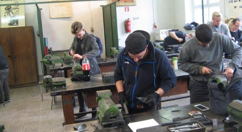 „Az élet nem áll meg, csak a lift” – hogyan lehet belőlem liftszerelő?